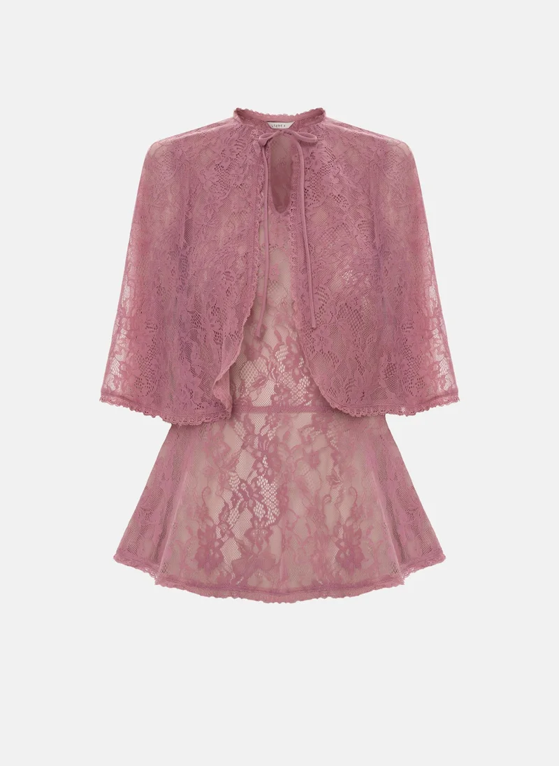 ليتشي بلوزة من الجيبور بخصر بيبلوم وعباءة